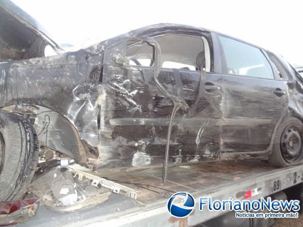 Homem perde o controle de carro e bate em três cercas na zona rural de Floriano.(Imagem:FlorianoNews)