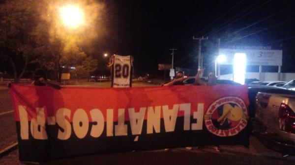 Agressores retiraram a faixa do bar e postaram foto em rede social.(Imagem:Divulga&ccedil;&atilde;o/Pol&iacute;cia Civil)