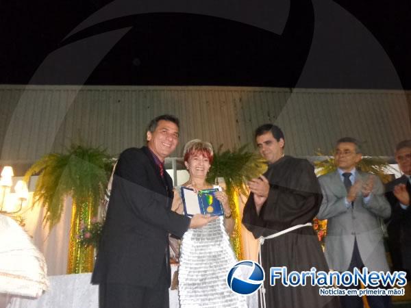 Prefeito Gilberto J&uacute;nior concedeu honraria a professora Rubenita Ferreira.(Imagem:FlorianoNews)