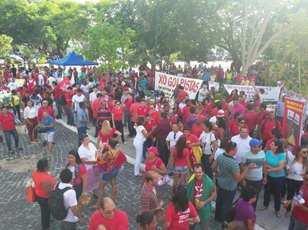 Manifestantes fazem ato pr&oacute;-Dilma na Pra&ccedil;a Pedro II, em Teresina.(Imagem:Ellyo Teixeira/G1)