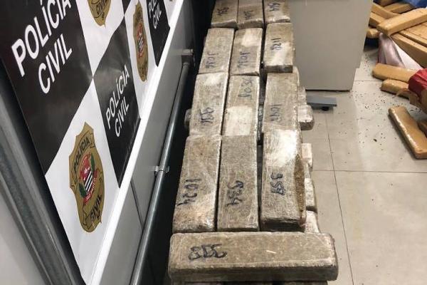 Polícia encontra mais de uma tonelada de maconha no meio de ração animal