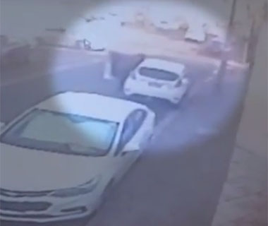 Mulher é "arrancada" do veículo em assalto no centro de Teresina
