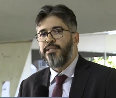Secretário garante reajuste aos professores e pede "sensibilidade" pelo fim da greve