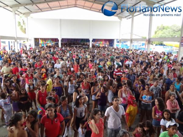 Matin&ecirc; de carnaval re&uacute;ne centenas de foli&otilde;es no CEC.(Imagem: FlorianoNews)