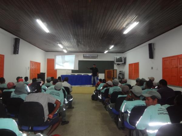 Reuni&atilde;o com equipe de limpeza urbana discutiu normas de seguran&ccedil;a.(Imagem:FlorianoNews)