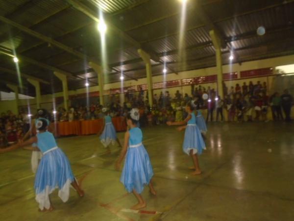 P&uacute;blico infantil lota gin&aacute;sio para prestigiar Show do Carrapeta em Bar&atilde;o de Graja&uacute;.(Imagem:FlorianoNews)