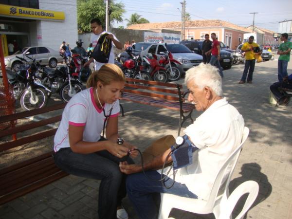 Veri&ccedil;&atilde;o da Press&atilde;o Arterial na Pra&ccedil;a Dr. Sebasti&atilde;o Martins(Imagem:Amarelinho)