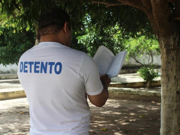 Livros s&atilde;o alternativa para vencer a ang&uacute;stia e ansiedade da vida em c&aacute;rcere.(Imagem: Patr&iacute;cia Andrade/G1)