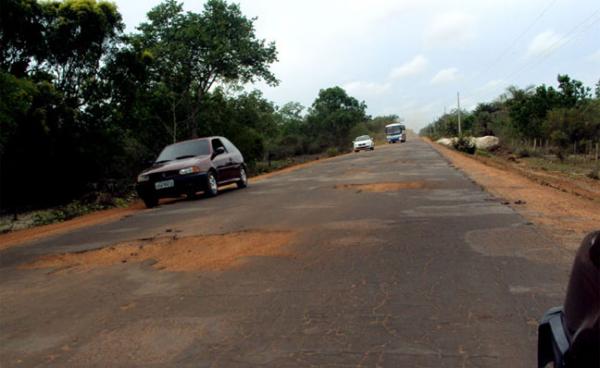 Tr&acirc;nsito esta complicado, os motoristas tem que fazer artes no volante para evitar os buracos(Imagem:Acesse Piau&iacute;)