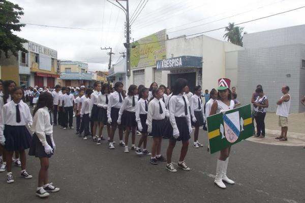 Desfile C&iacute;vico Escolar comemora o Dia do Trabalhador em Floriano.(Imagem:FlorianoNews)