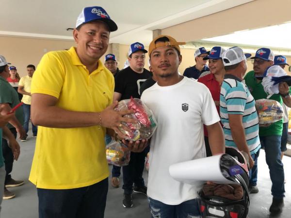 Natal Solid&aacute;rio em Bar&atilde;o de Graja&uacute;-MA: Fam&iacute;lia Resende realiza distribui&ccedil;&atilde;o de cestas b&aacute;sicas e peixes.(Imagem:FlorianoNews)