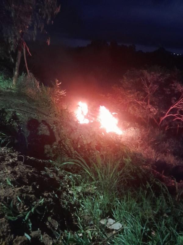 Carro pega fogo e tem perda total ap&oacute;s descer ribanceira em Floriano.(Imagem:Divulga&ccedil;&atilde;o)