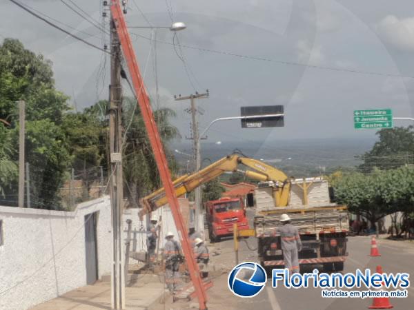 Eletrobrás substitui poste danificado em acidente na Avenida São Pio.(Imagem:FlorianoNews)