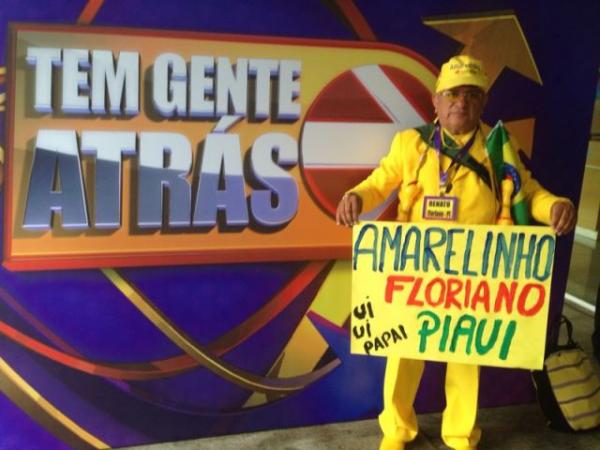 Repórter Amarelinho chega ao estúdio da Rede Globo