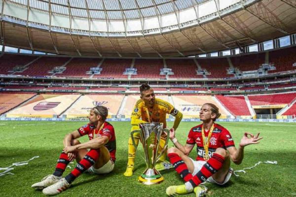 O Flamengo não anunciou oficialmente a renovação da dupla, mas a extensão contratual já apareceu no BID da CBF. Além deles, o lateral Filipe Luís é outro que garantiu permanência a(Imagem:Reprodução)