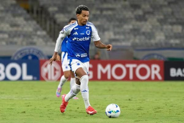 Matheus Pereira contra Mushuc Runa.(Imagem:Fernando Moreno/AGIF)