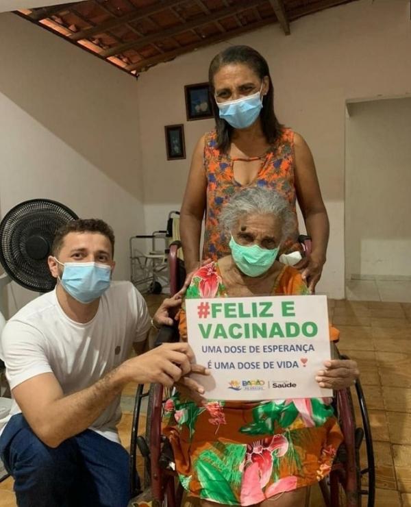 Equipe de sa&uacute;de de Bar&atilde;o de Graja&uacute; visita idosos para aplicar a vacina(Imagem:Reprodu&ccedil;&atilde;o)