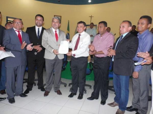 Presidente do Legislativo florianense entrega reivindica&ccedil;&otilde;es ao Governador W. Dias.(Imagem:FlorianoNews)