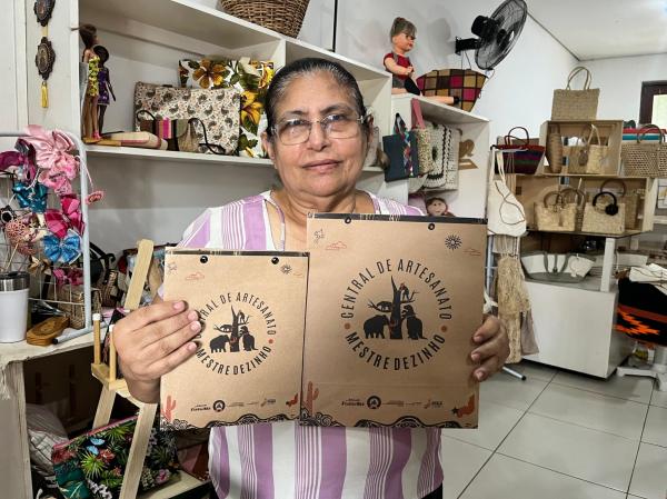 Lojista Edna Barbosa recebeu o selo e o material de divulga&ccedil;&atilde;o(Imagem:Ascom Sudarpi)
