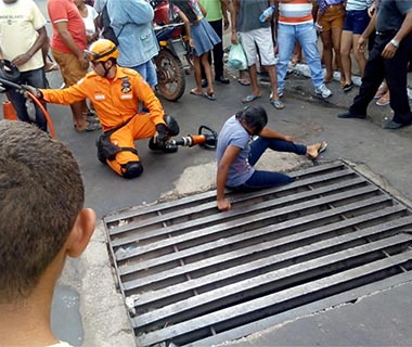 Bombeiros resgatam jovem presa em galeria de esgoto em Timon