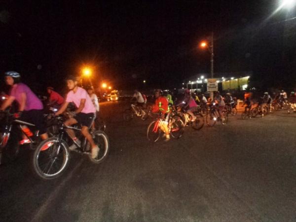 Passeio cicl&iacute;stico pelo Outubro Rosa &eacute; realizado em Floriano.(Imagem:FlorianoNews)