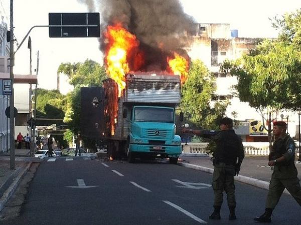 Caminh&atilde;o pega fogo ao encostar em fio de energia no Centro de Teresina.(Imagem:Raquel Muniz)