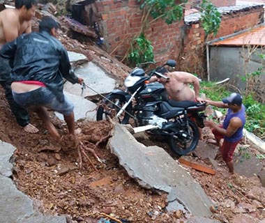 Moradores abandonam casas por medo de desabamento em Picos