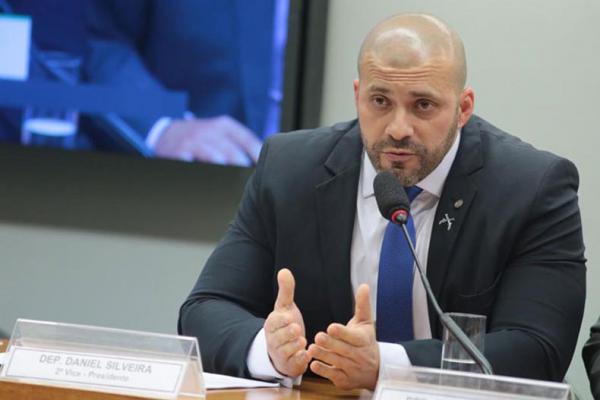 Deputado bolsonarista, Daniel Silveira está proibido de dar entrevistas sob pena de prisão