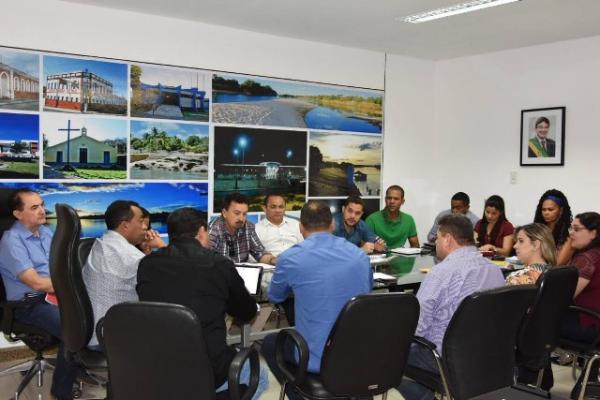 Reunião discute programação para aniversário de 121 anos de Floriano.(Imagem:Secom)