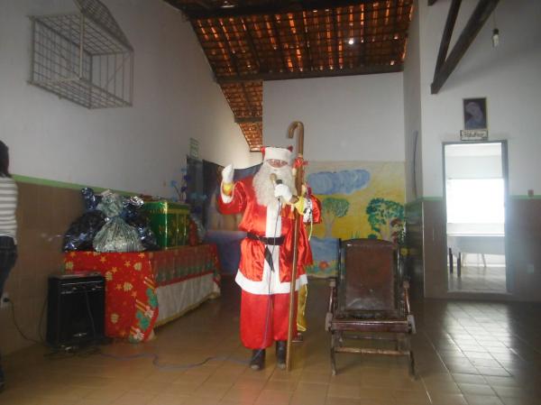 Papai Noel participou de confraterniza&ccedil;&atilde;o de Natal na APAE de Floriano.(Imagem:FlorianoNews)