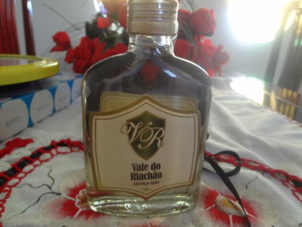 Rep&oacute;rter Amarelinho visita f&aacute;brica da cacha&ccedil;a Vale do Riach&atilde;o.(Imagem:FlorianoNews)