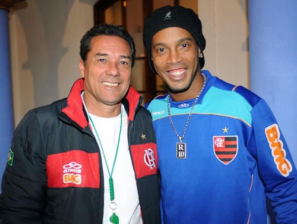 Em tempos de guerra fria, Luxa e Ronaldinho tiram foto sorridentes