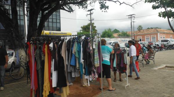 Realizado bazar beneficente na Praça Dr. Sebastião Martins