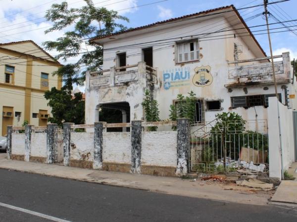 Pr&eacute;dio do antigo Instituto de Criminal&iacute;stica no Centro de Teresina est&aacute; abandonado.(Imagem:Patr&iacute;cia Andrade/G1)