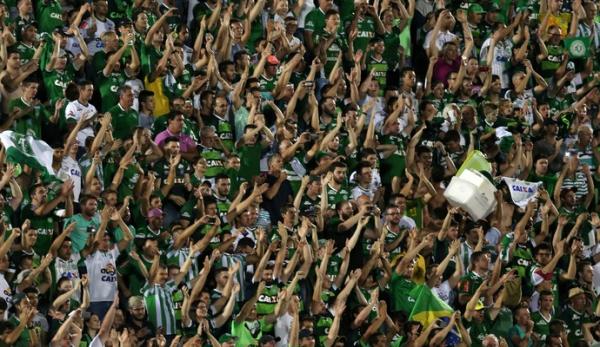 Torcida lotou a Arena Cond&aacute; para empurrar o Verd&atilde;o do Oeste.(Imagem:REUTERS/Paulo Whitaker)