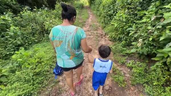 M&atilde;e de menino com autismo denuncia que filho foi esquecido em &ocirc;nibus escolar.(Imagem: Luiz Gustavo Gra&ccedil;a/TV Clube)