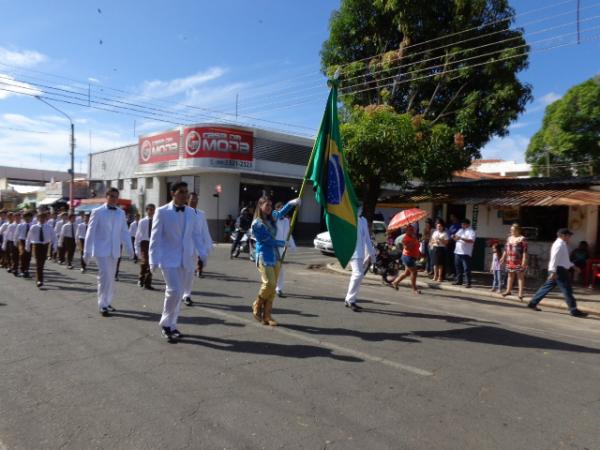 Desfile marca abertura de comemora&ccedil;&otilde;es pelos 45 anos do Col&eacute;gio Industrial.(Imagem:FlorianoNews)