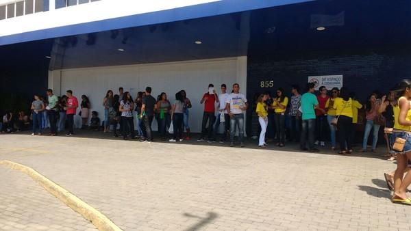 ENEM 2017 - DOMINGO (5) - TERESINA (PI) - Candidatos esperam abertura dos port&otilde;es.(Imagem:Lucas Marreiros/G1 PI)