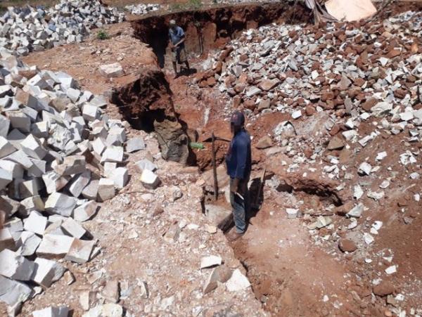 Trabalhadores resgatados trabalhavam fabricando paralelep&iacute;pedos em pedreira localizada em Santa Cruz do Piau&iacute;.(Imagem:Minist&eacute;rio do Trabalho)