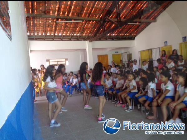 Escola Municipal Get&uacute;lio Vargas promove programa&ccedil;&atilde;o especial na Semana da Crian&ccedil;a.(Imagem:FlorianoNews)