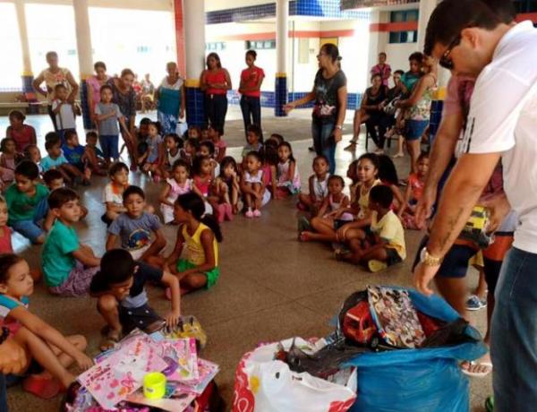 Empres&aacute;rio realiza distribui&ccedil;&atilde;o de brinquedos arrecadados em jogo beneficente.(Imagem:Reprodu&ccedil;&atilde;o/Facebook)