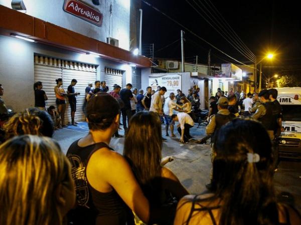 Peritos da Delegacia de Homic&iacute;dios estiveram no local do crime.(Imagem: Jo&atilde;o Cunha/G1)