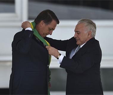 Após receber faixa, Bolsonaro defende fim de corrupção e de vantagens