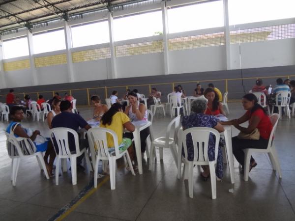 Fam&iacute;lias contempladas do ?Minha Casa Minha Vida? assinam contratos com a CEF.(Imagem:FlorianoNews)