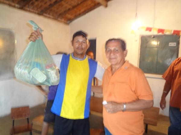 Sr Greg&oacute;rio Monteiro entregou cestas b&aacute;sicas aos moradores do Cajueiro Dois.(Imagem:FlorianoNews)