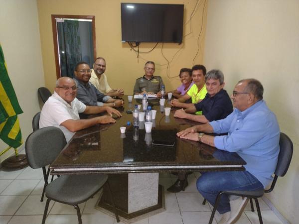 Vereadores de Floriano se unem ao novo comandante da Pol&iacute;cia Militar para fortalecer a seguran&ccedil;a p&uacute;blica.(Imagem:FlorianoNews)