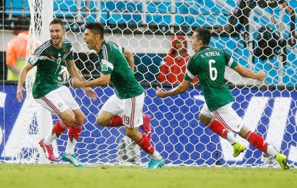 Peralta d&aacute; a vit&oacute;ria ao M&eacute;xico na estreia contra Camar&otilde;es: El Tri enfrenta o Brasil na pr&oacute;xima quarta-feira.(Imagem:Reuters)