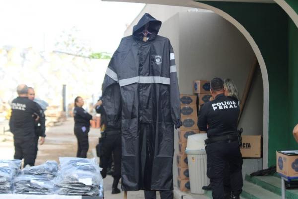  Sejus-PI realiza entrega de capas de chuva para Pol&iacute;cia Penal.(Imagem:Divulga&ccedil;&atilde;o)
