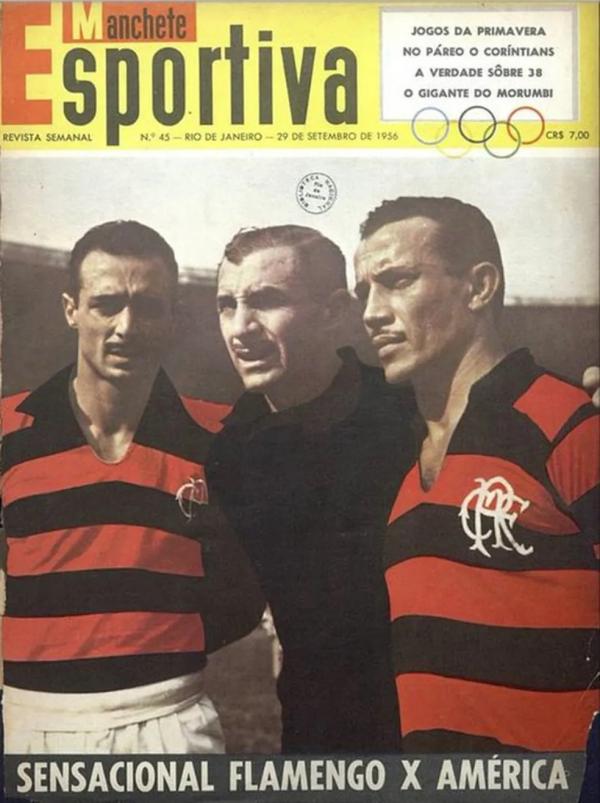 Chamorro, entre Pav&atilde;o e Tomires, ap&oacute;s a conquista do tri de 1955 pelo Flamengo.(Imagem:Reprodu&ccedil;&atilde;o/Manchete Esportiva)