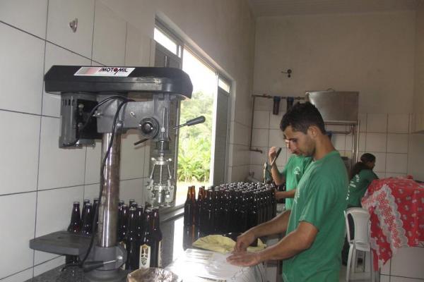 Rep&oacute;rter Amarelinho visita f&aacute;brica da cacha&ccedil;a Vale do Riach&atilde;o.(Imagem:FlorianoNews)